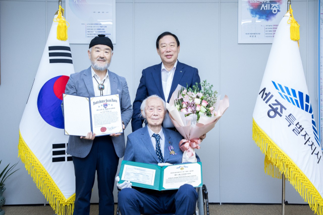 ▲사진 왼쪽부터 임재한, 최민호 세종시장,임창수 옹. 세종시 제공