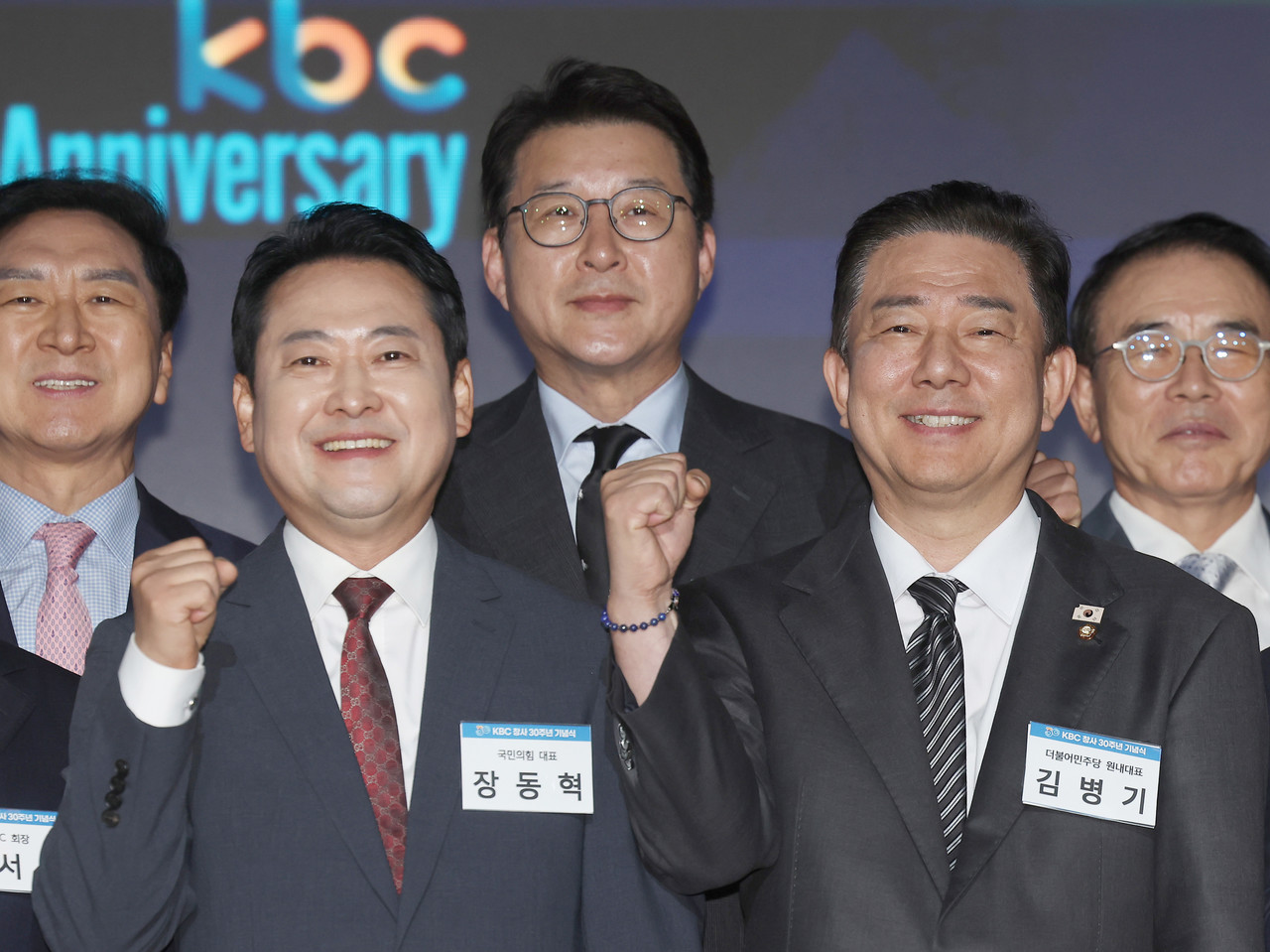 국민의힘 장동혁 대표와 더불어민주당 김병기 원내대표 등이 23일 여의도 페어몬트 호텔에서 열린 KBC 광주방송 창사 30주년 기념식에서 웃으며 기념촬영을 하고 있다. 2025.9.23 사진=연합뉴스