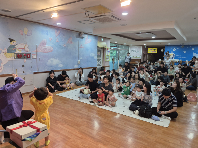 단양군립 우리어린이집은 23일 지역 학부모와 함께하는 매직라이트 쇼 문화공연을 개최해 인기를 끌었다. 단양=이상복 기자