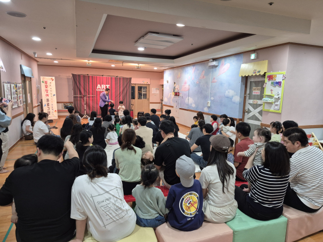 단양군립 우리어린이집은 23일 지역 학부모와 함께하는 매직라이트 쇼 문화공연을 개최해 인기를 끌었다. 단양=이상복 기자