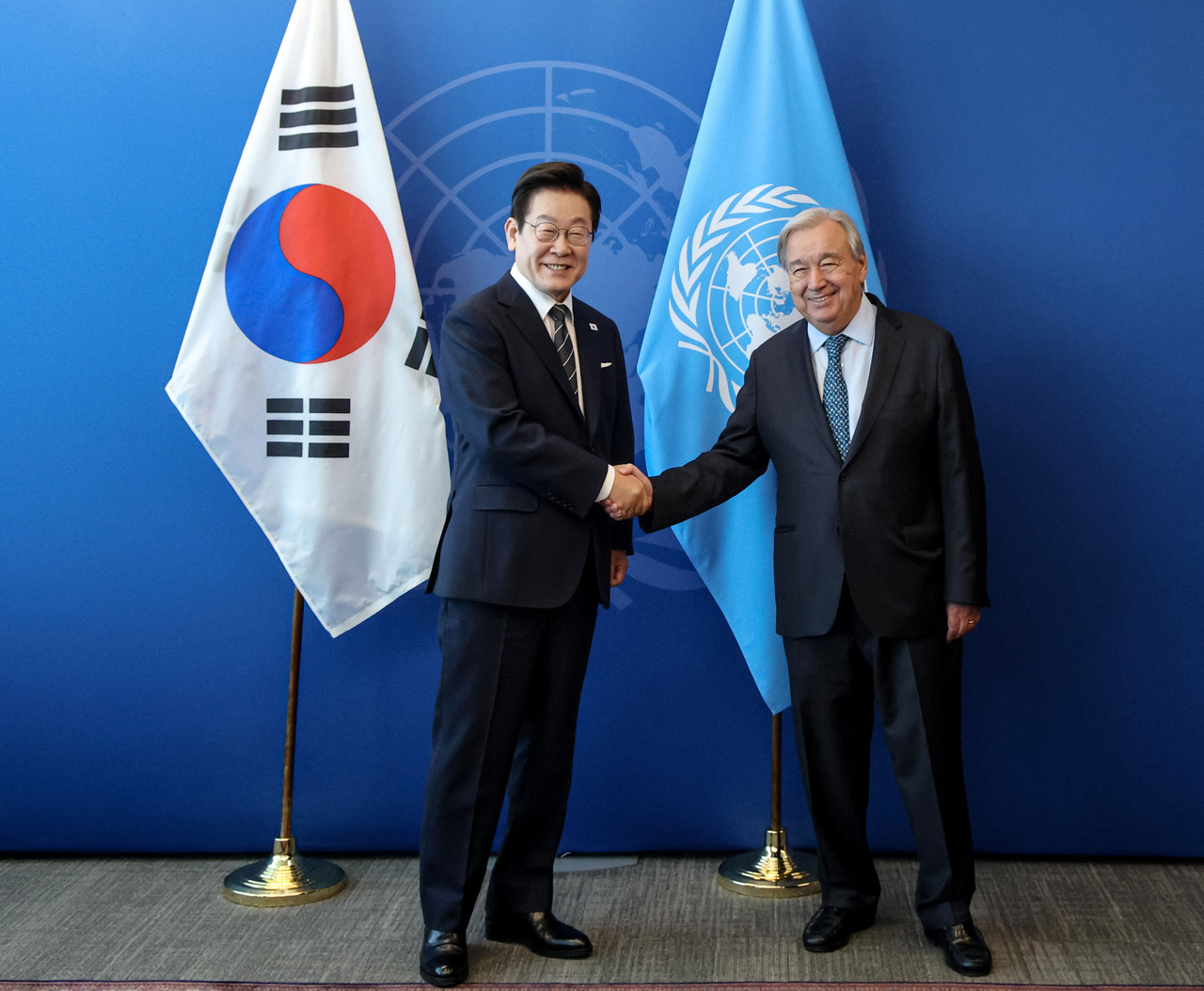 이재명 대통령이 23일(현지시간) 미국 뉴욕 유엔본부에서 안토니우 구테흐스 사무총장을 접견하며 악수하고 있다. 2025.9.24 사진=연합뉴스