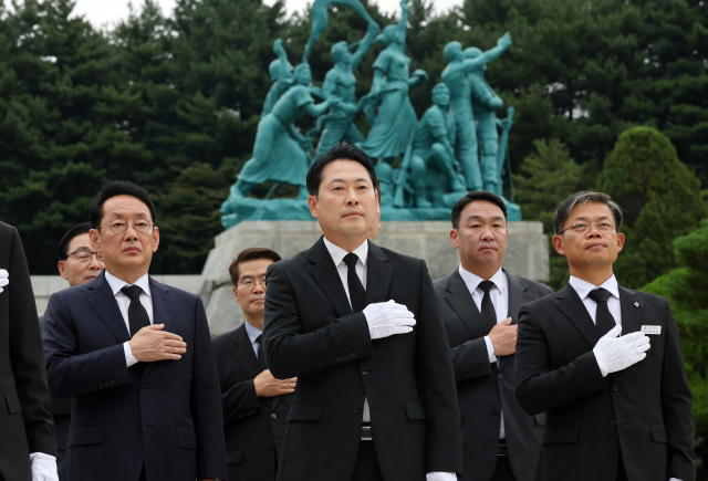 장동혁 국민의힘 당대표를 비롯한 당 관계자들이 24일 국립대전현충원에서 국기에 대한 경례를 하고 있다. 김주형 기자 kjh2667_@cctoday.co.kr