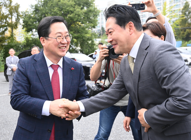 장동혁 국민의힘 당대표(오른쪽)와 이장우 대전시장이 24일 대전 유성구 나노·반도체 국가산단 현장에서 악수를 하고 있다. 김주형 기자 kjh2667_@cctoday.co.kr