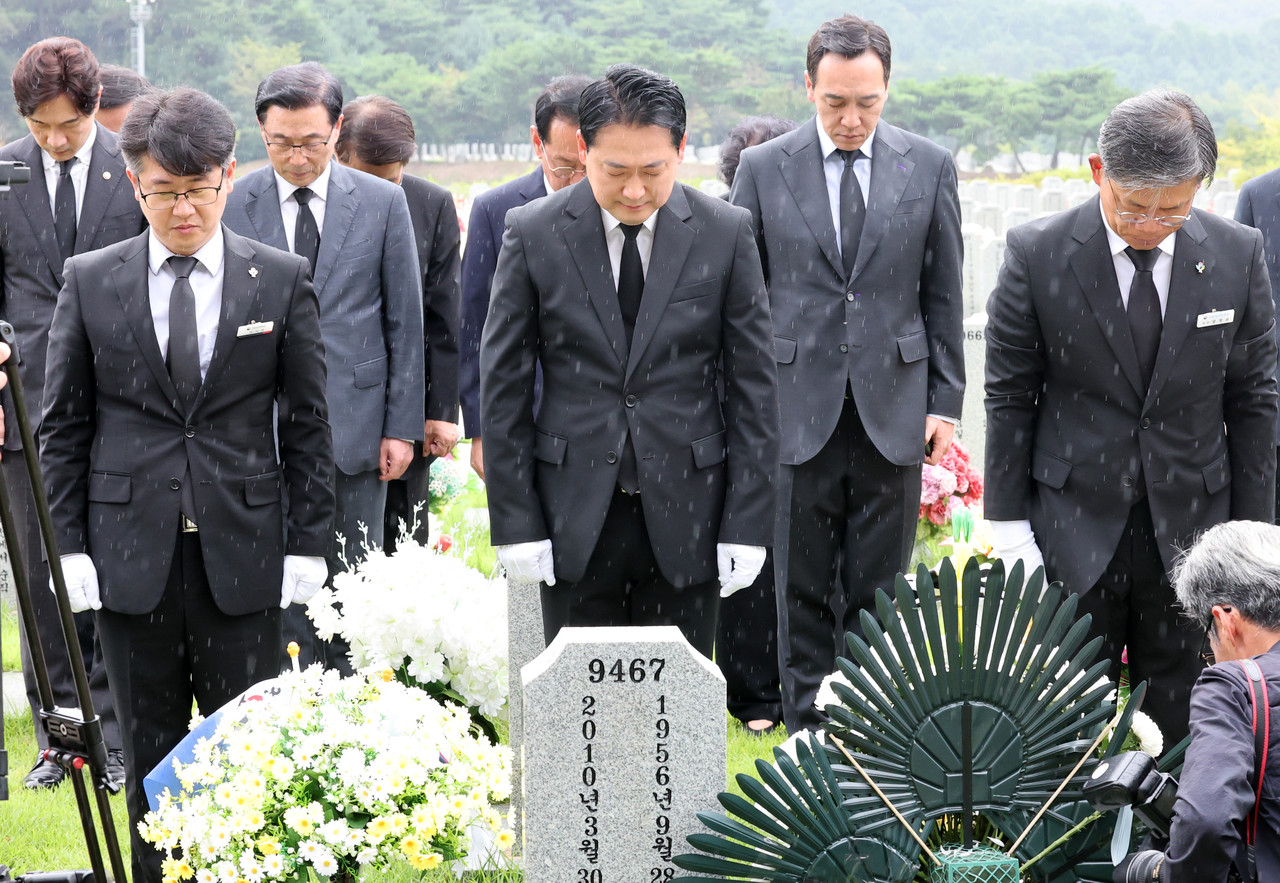 장동혁 국민의힘 당대표를 비롯한 당 관계자들이 24일 국립대전현충원 고 한주호 준위 묘역에서 참배하고 있다. 김주형 기자 kjh2667_@cctoday.co.kr