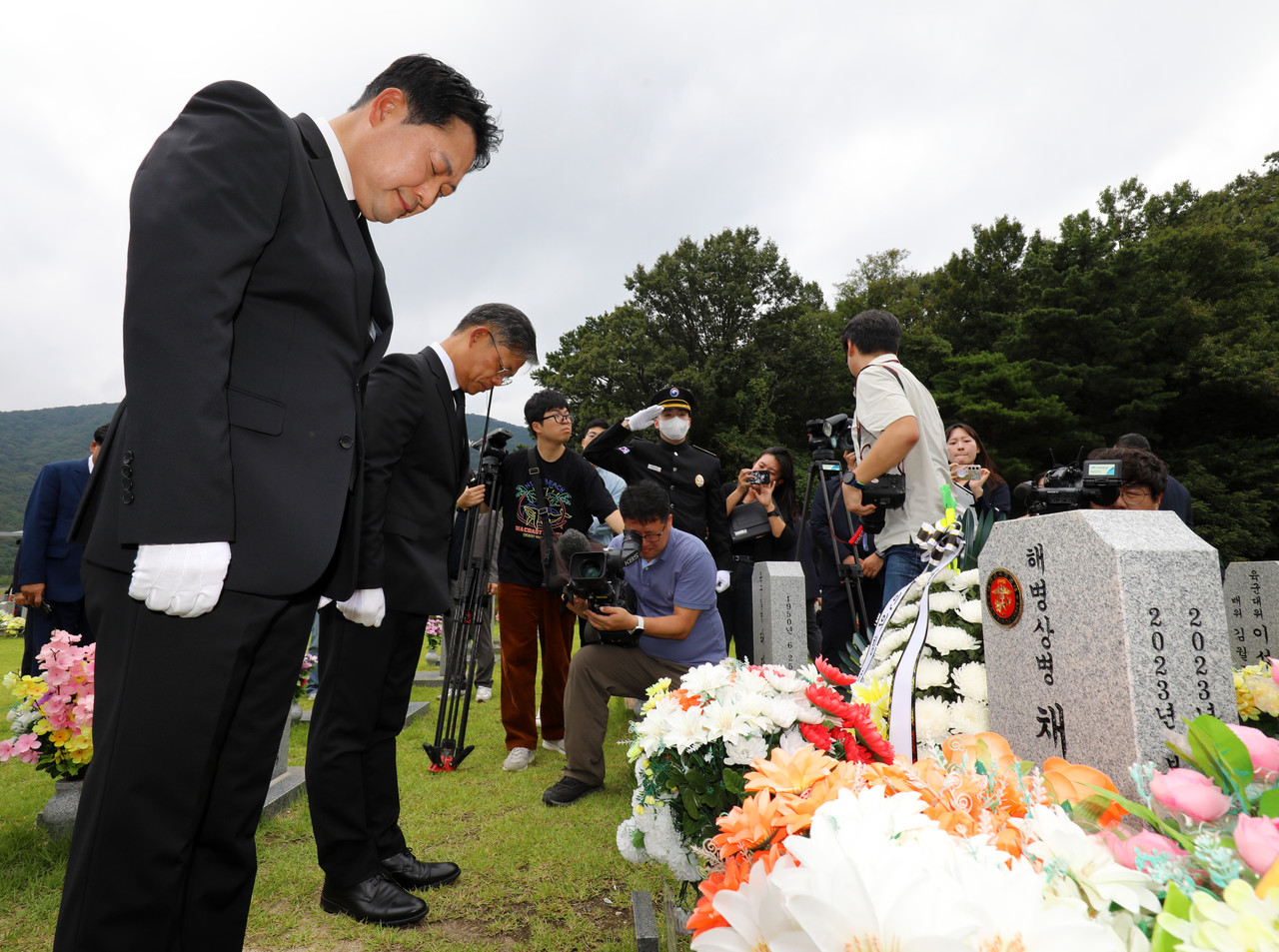 장동혁 국민의힘 당대표를 비롯한 당 관계자들이 24일 국립대전현충원 채 상병 묘역에서 참배하고 있다. 김주형 기자 kjh2667_@cctoday.co.kr