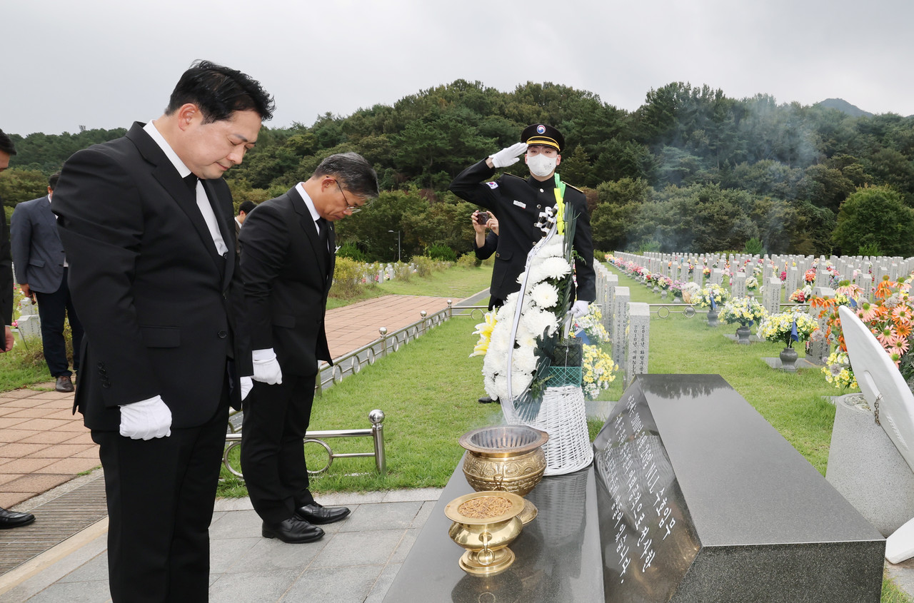 장동혁 국민의힘 당대표를 비롯한 당 관계자들이 24일 국립대전현충원 천안함 46용사 묘역에서 참배하고 있다. 김주형 기자 kjh2667_@cctoday.co.kr