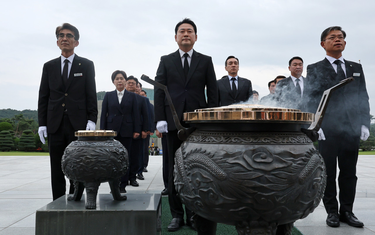 장동혁 국민의힘 당대표를 비롯한 당 관계자들이 24일 국립대전현충원 현충탑에서 참배하고 있다. 김주형 기자 kjh2667_@cctoday.co.kr