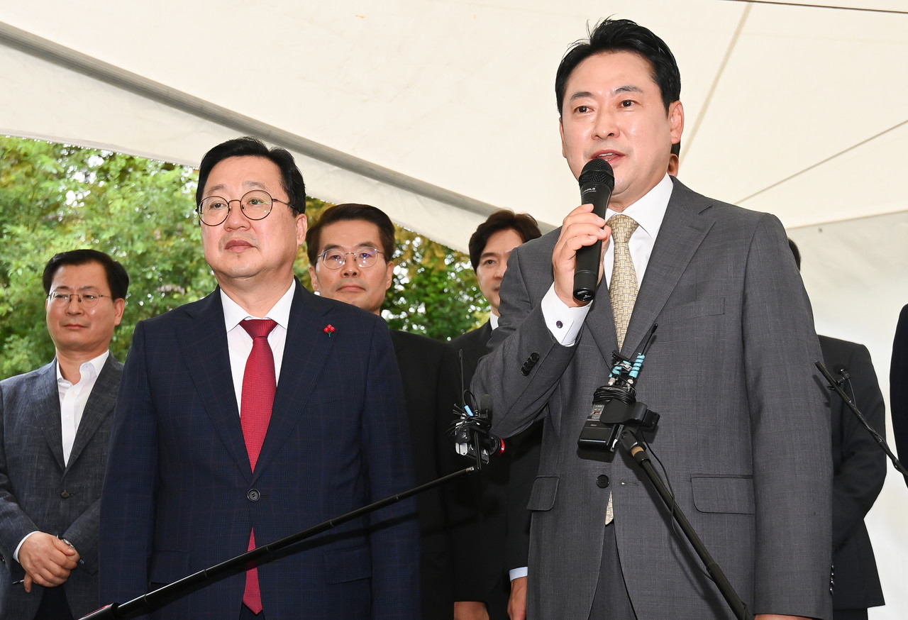 장동혁 국민의힘 당대표(오른쪽)와 이장우 대전시장이 24일 대전 유성구 나노·반도체 국가산단 현장에서 대전교도소 이전 등 지역 현안을 확인하고 있다. 김주형 기자 kjh2667_@cctoday.co.kr