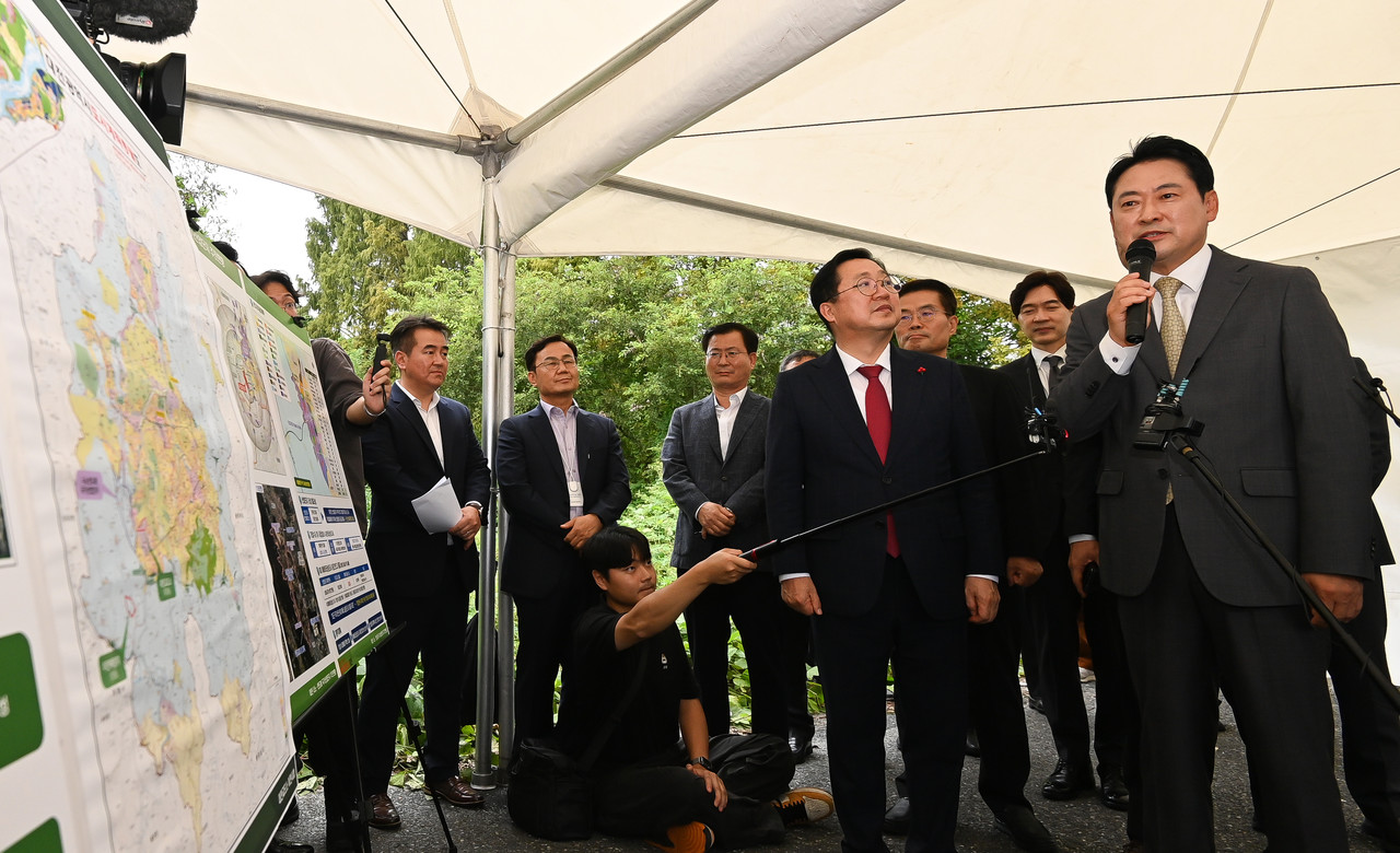 장동혁 국민의힘 당대표(오른쪽)와 이장우 대전시장이 24일 대전 유성구 나노·반도체 국가산단 현장에서 대전교도소 이전 등 지역 현안을 확인하고 있다. 김주형 기자 kjh2667_@cctoday.co.kr