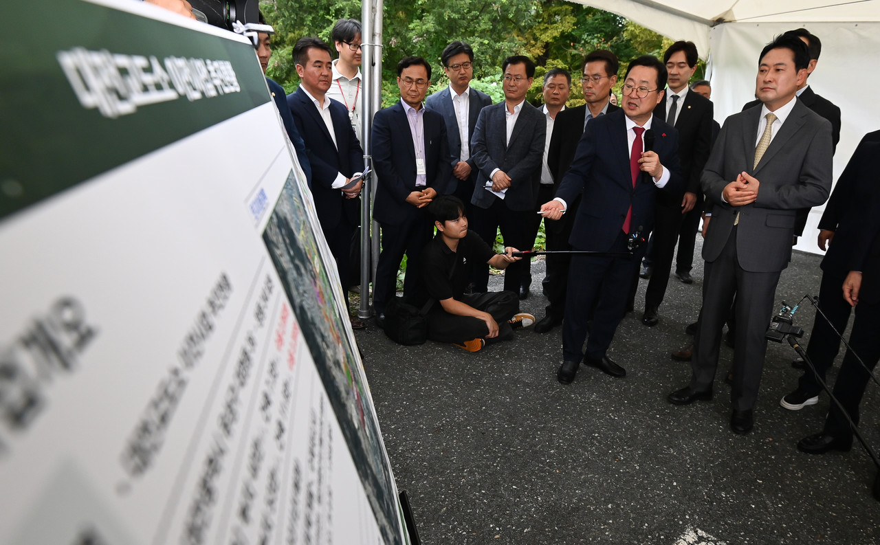 장동혁 국민의힘 당대표(오른쪽)와 이장우 대전시장이 24일 대전 유성구 나노·반도체 국가산단 현장에서 대전교도소 이전 등 지역 현안을 확인하고 있다. 김주형 기자 kjh2667_@cctoday.co.kr
