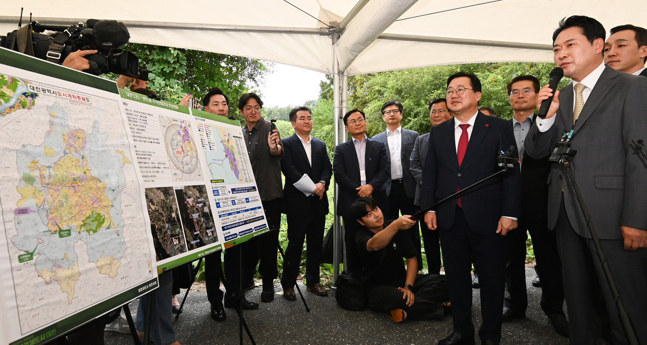 장동혁 국민의힘 당대표(오른쪽)와 이장우 대전시장이 24일 대전 유성구 나노·반도체 국가산단 현장에서 대전교도소 이전 등 지역 현안을 확인하고 있다. 김주형 기자 kjh2667_@cctoday.co.kr