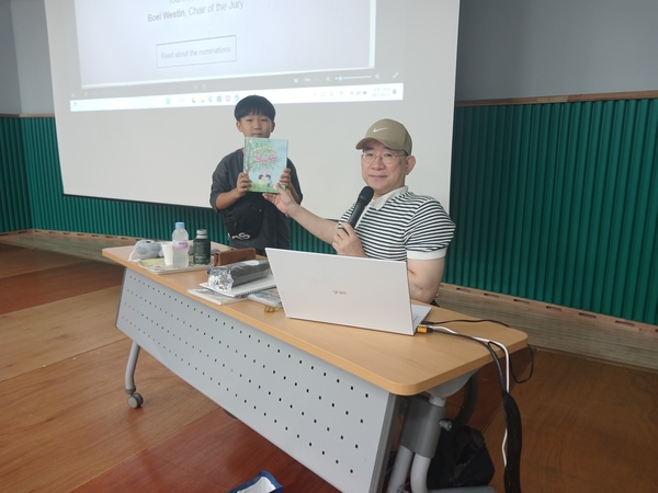 ▲ 홍성군청소년수련관 글마루작은도서관은 9월 독서의 달을 맞아 아동문학가 고정욱 작가 만남을 열었다.  홍성군청소년수련관 제공