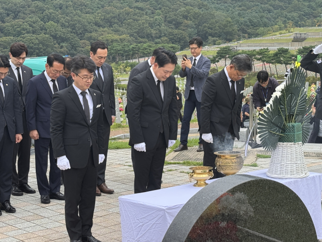 24일 국립대전현충원에서 장동혁 국민의힘 당대표가 천안함 용사 묘지에서 참배하고 있다. 사진=권오선 기자.