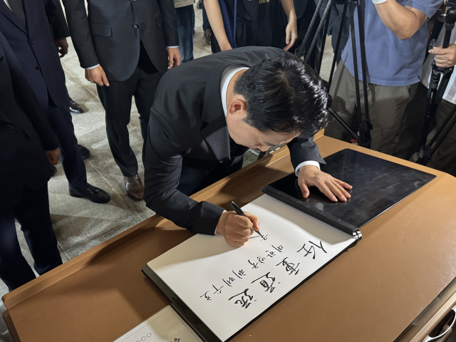24일 국립대전현충원에서 장동혁 국민의힘 당대표가 현충원 참배 후 방명록을 작성하고 있다. 사진=권오선 기자.