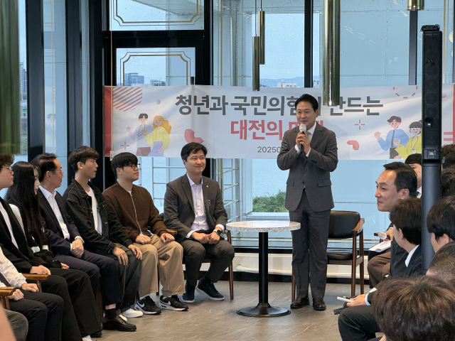 24일 대전 유성구 한 카페에서 진행된 청년간담회에서 장동혁 국민의힘 당대표가 지역 청년들을 향해 자기소개를 진행하고 있다. 사진=권오선 기자.