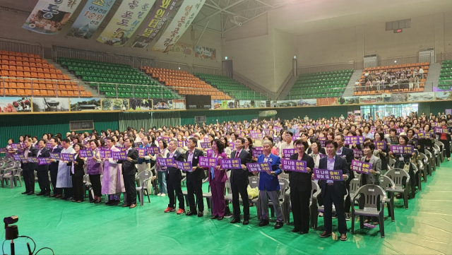 24일 영동체육관에서 열린 제29회 충청북도여성대회에서 참석자들이 ‘더 나은 충북, 같이 또 가치’가 적힌 손 팻말을 들고 기념촬영을 하고 있다. 충북도여성단체협의회 제공