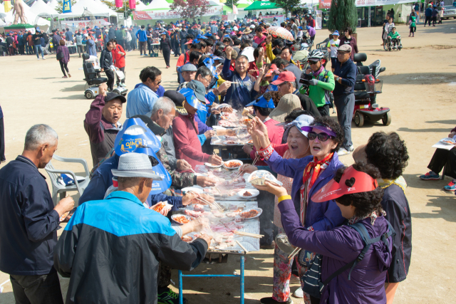 지난해 열린 인삼골축제의 백미인 홍삼포크삼겹살대잔치에 많은 관람객들이 모여 즐겁게 시식하고 있다. 증평군 제공