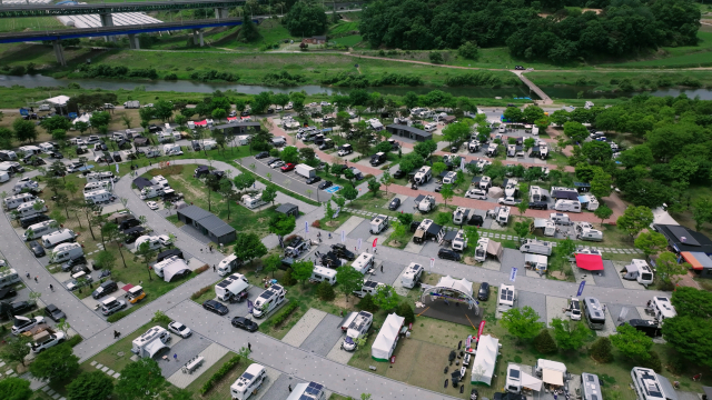남한강을 품은 충주시 중앙탑면 목계숲캠핑장 전경.