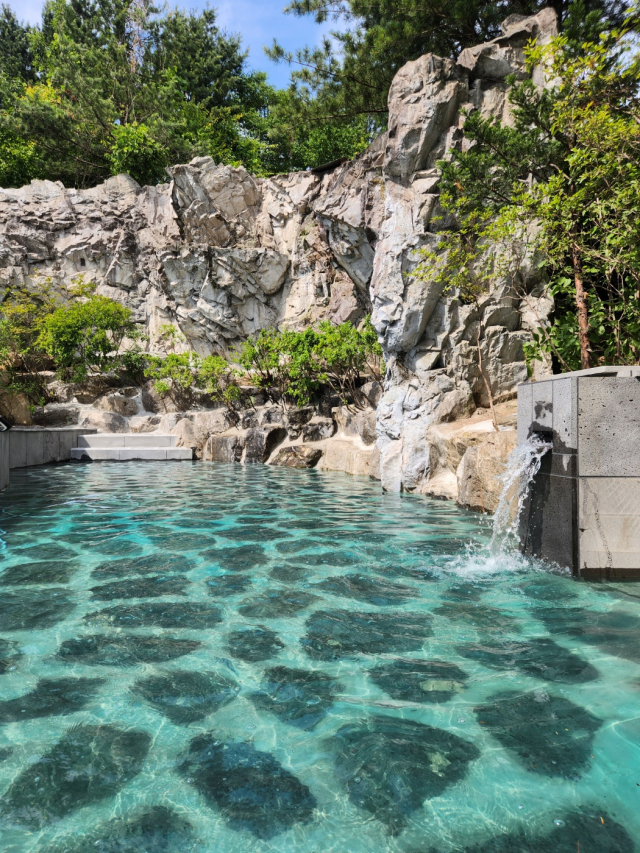 톡톡 튀는 탄산 기포 속에서 힐링을 즐길 수 있는 충주 앙성탄산온천욕장 모습.