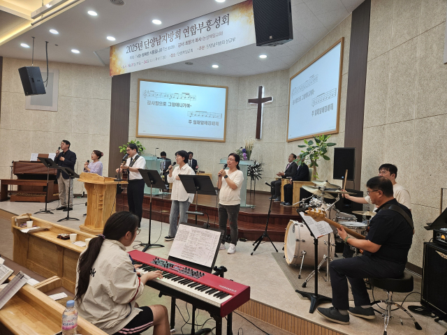 최문기(논산제일교회) 목사를 강사로 초빙해 4알동안 단양제일감리교회에서 단양남지방 성회를 개최해 천국에 비밀을 알렸다. 사진은 단양제일교회 찬양단의 찬양 모습. 단양=이상복 기자