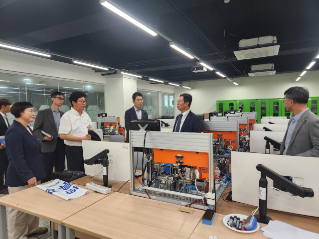 24일 정경훈 학교법인 한국폴리텍 기획이사가 한국폴리텍IV대학 대전캠퍼스를 방문해 ‘K-SHIFT 학사 운영 및 현안사항 점검’을 실시했다. 사진 한국폴리텍IV대학 대전캠퍼스 제공