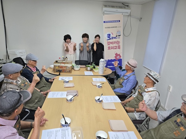 첫 번째 프로그램으로는 작년에 이어 홀몸 어르신들 중 남자 어르신을 대상으로 한 매주 월요일과 금요일에 진행되고 있는 COOk할배 프로그램이다.