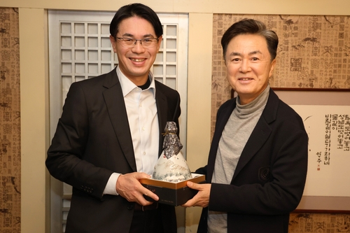 김태흠 충남지사(오른쪽)와 야마시타 마코토 일본 나라현지사[충남도 제공. 재판매 및 DB 금지]