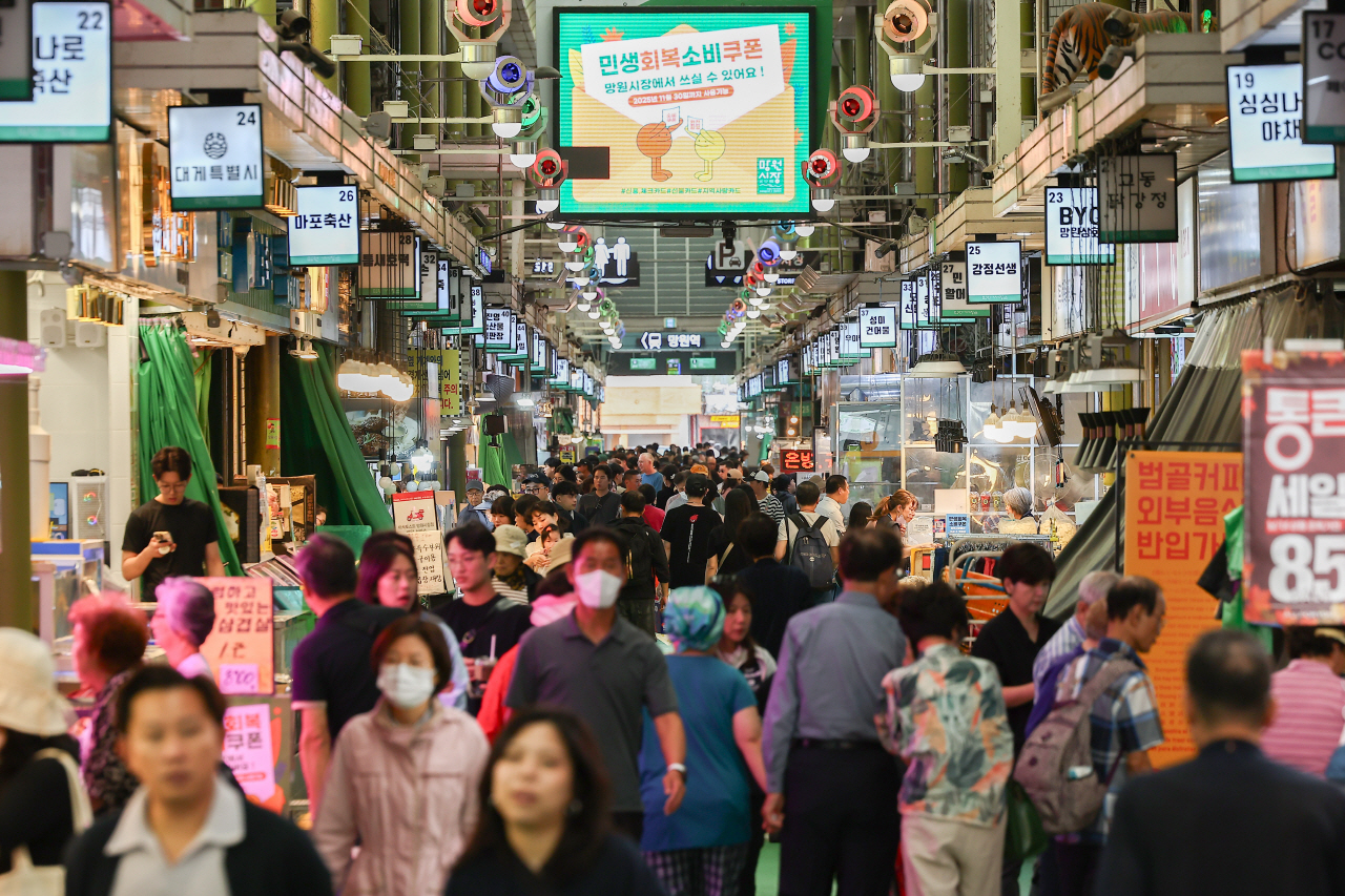  정부가 22일부터 전 국민의 약 90%를 대상으로 1인당 10만원씩 지급하는 '2차 민생회복 소비쿠폰' 신청을 받는다. 다만 시스템 과부하를 막기 위해 개시 첫 주(22∼26일)에는 출생 연도 끝자리를 기준으로 한 요일제가 운영된다.신청이 시작된 이날 서울 시내 한 시장에 소비쿠폰 관련 안내문이 표시되고 있다. 2025.9.22 사진=연합뉴스. 