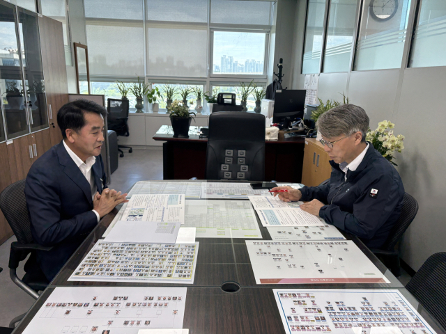 최재형 보은군수와 기재부 박준호 사회예산심의관이 환경부가 주관한 2026년 가축분뇨 공공처리시설 대상지에 대해 논의하고 있다.(사진/보은군 제공)