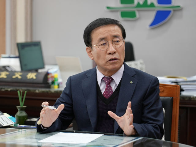 25일 서울 서초구 엘타워 그레이스홀에서 열린 ‘2025 한국경영대상’ 시상식에서 김문근 단양군수가 문화예술정책 부문 수상자로 선정돼 수상했다. 단양군 제공