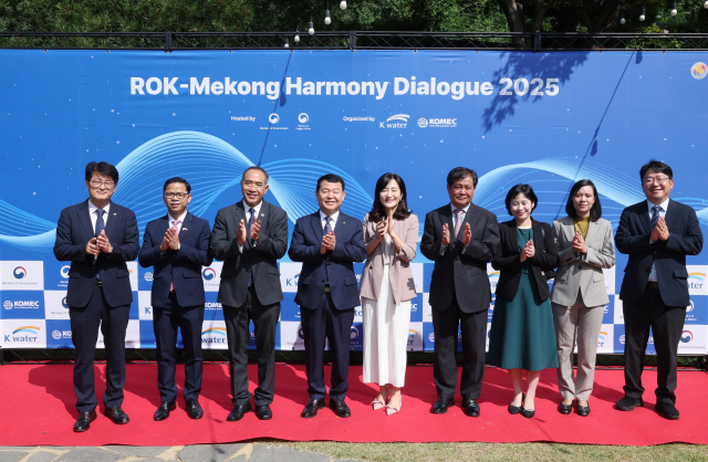 캄보디아 론 사보운(Lourn Saboeun)공사 참사관(왼쪽 두 번째부터), 태국 타니 쌩랏(Tanee Sangrat) 대사, 한국수자원공사 윤석대 사장, 환경부 김효정 물이용정책관, 라오스 쏭칸 루앙무닝턴(Songkane Luangmuninthone) 대사, 베트남 응우옌 티 타이 빈(Nguyen Thi Thai Binh) 공사 참사관, 미얀마 슈웨 씬 먀 툰(Shwe Cin Mya Tun) 공사 참사관이 26일 서울 삼청각에서 기념촬영을 하고 있다.