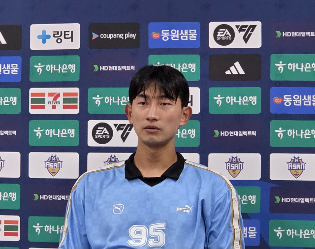 수원삼성블루윙즈 공격수 김현(32)이 27일 치러진 ‘하나은행 K리그2 2025’ 31라운드 충남아산FC와의 경기가 끝나고 수훈선수 인터뷰를 하고 있다. 사진=이재범 기자.