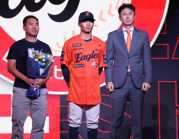 17일 서울 송파구 롯데호텔 월드에서 열린 2026 KBO 신인 드래프트에서 한화 이글스에 1라운드 3순위 지명을 받은 유신고 오재원이 포즈를 취하고 있다. 연합뉴스 제공