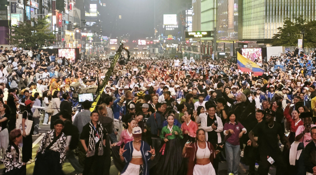 ‘천안흥타령춤축제 2025’ 거리퍼레이드 후 참여한 춤꾼들이 한자리에서 축제를 즐기고 있다. 사진=박동혁 기자.
