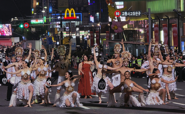 ‘천안흥타령춤축제 2025’ 거리퍼레이드 진행 모습. 사진=박동혁 기자.