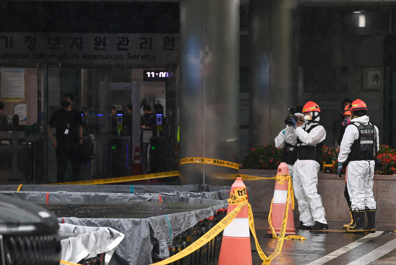 28일 화재가 발생한 대전 유성구 국가정보자원관리원에서 국립과학수사연구원 관계자들이 외부 침수조에 냉각작업 중인 리튬이온 배터리를 살펴보고 있다. 김주형 기자 kjh2667_@cctoday.co.k