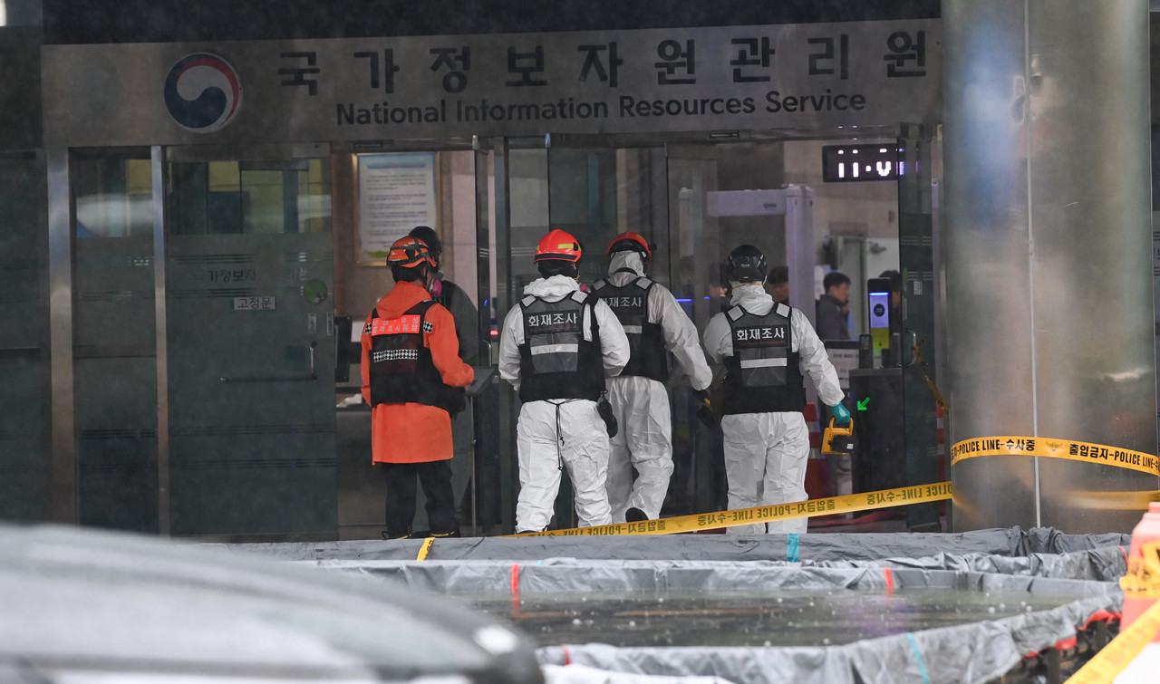 28일 화재가 발생한 대전 유성구 국가정보자원관리원에서 국립과학수사연구원 관계자들이 합동감식을 위해 이동하고 있다. 김주형 기자 kjh2667_@cctoday.co.kr