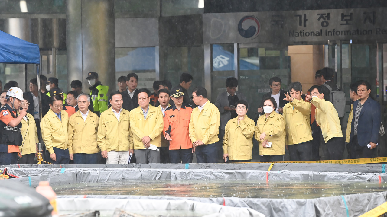 국회 행정안전위 위원들이 28일 화재가 발생한 대전 유성구 국가정보자원관리원에서 외부 침수조에 냉각작업 중인 리튬이온 배터리를 살펴보고 있다. 김주형 기자 kjh2667_@cctoday.co.kr