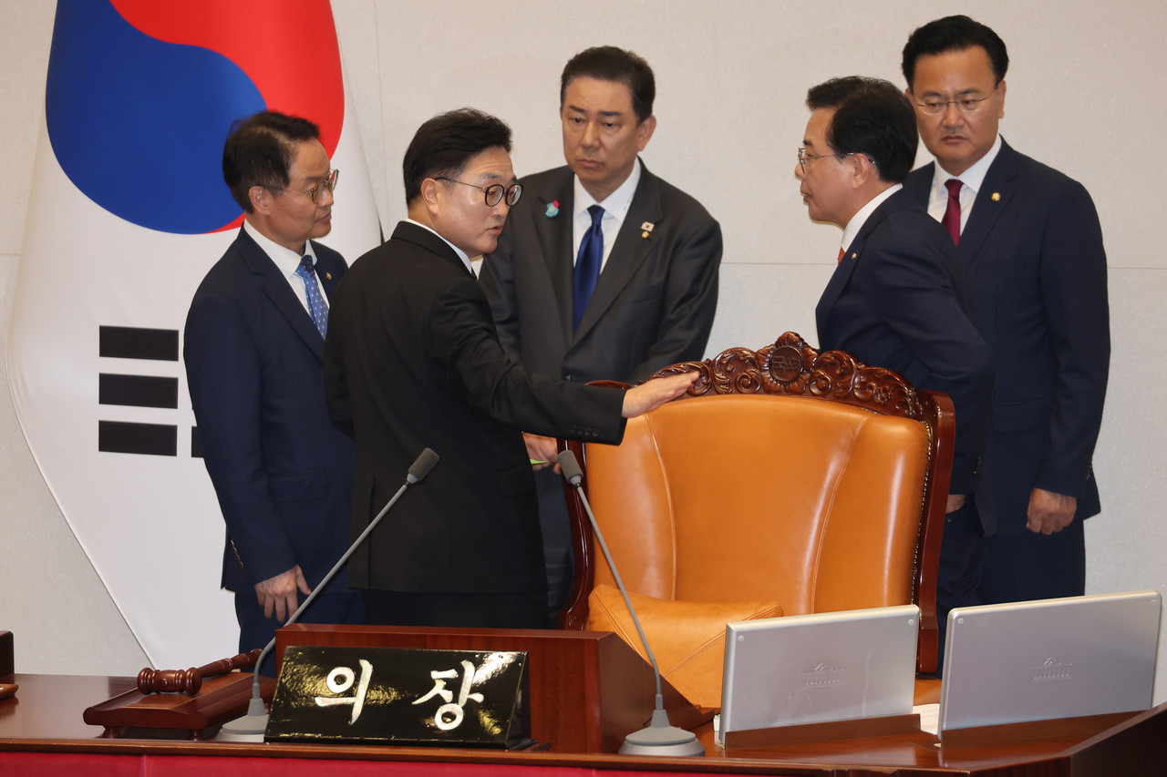 25일 서울 여의도 국회 본회의에서 신속처리안건 지정동의의 건에 대한 투표 개표가 진행되고 있는 가운데 투표수가 명패수보다 한 매 더 많이 나온 것과 관련 더불어민주당 김병기 원내대표, 허영 원내정책수석부대표, 국민의힘 송언석 원내대표, 유상범 원내수석부대표가 우원식 국회의장과 국회법 등에 대해 이야기하고 있다. 2025.9.25 사진=연합뉴스. 