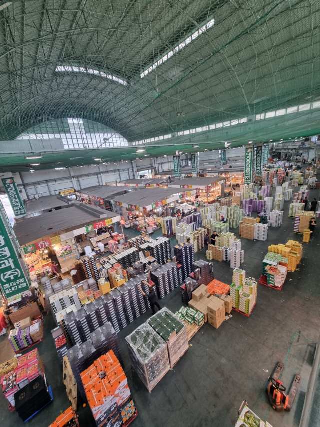 대전중앙청과㈜ (이하 중앙청과)는 1994년 설립한 이래 약 30여년간 지역사회의 먹거리를 책임지며 중부권 최고 도매시장법인으로 굳건히 자리매김했다. 대전중앙청과 제공