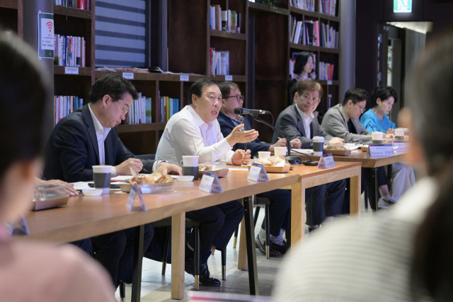 ▲ⓒ최민호 세종시장이 추석 명절을 앞두고 지역 소상공인의 애로사항을 청취하며 민생경제 활력 방안을 모색했다. 세종시 제공