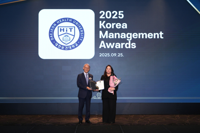 대전보건대학교 이정화 총장(사진 우측)이 ‘2025 한국경영대상’에서 CEO-인재육성 부문 대상을 수상했다. 대전보건대 제공