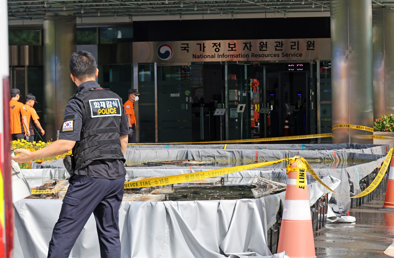 29일 오전 대전 유성구 국가정보자원관리원(국정자원) 화재 현장에서 경찰과 소방 관계자 등의 화재 정밀 감식이 진행되고 있다. 앞서 지난 26일 정부 전산시스템이 있는 국정자원에서 리튬이온배터리 화재가 발생해 정부 전산 서비스가 대규모로 마비된 바 있다. 2025.9.29 사진=연합뉴스.