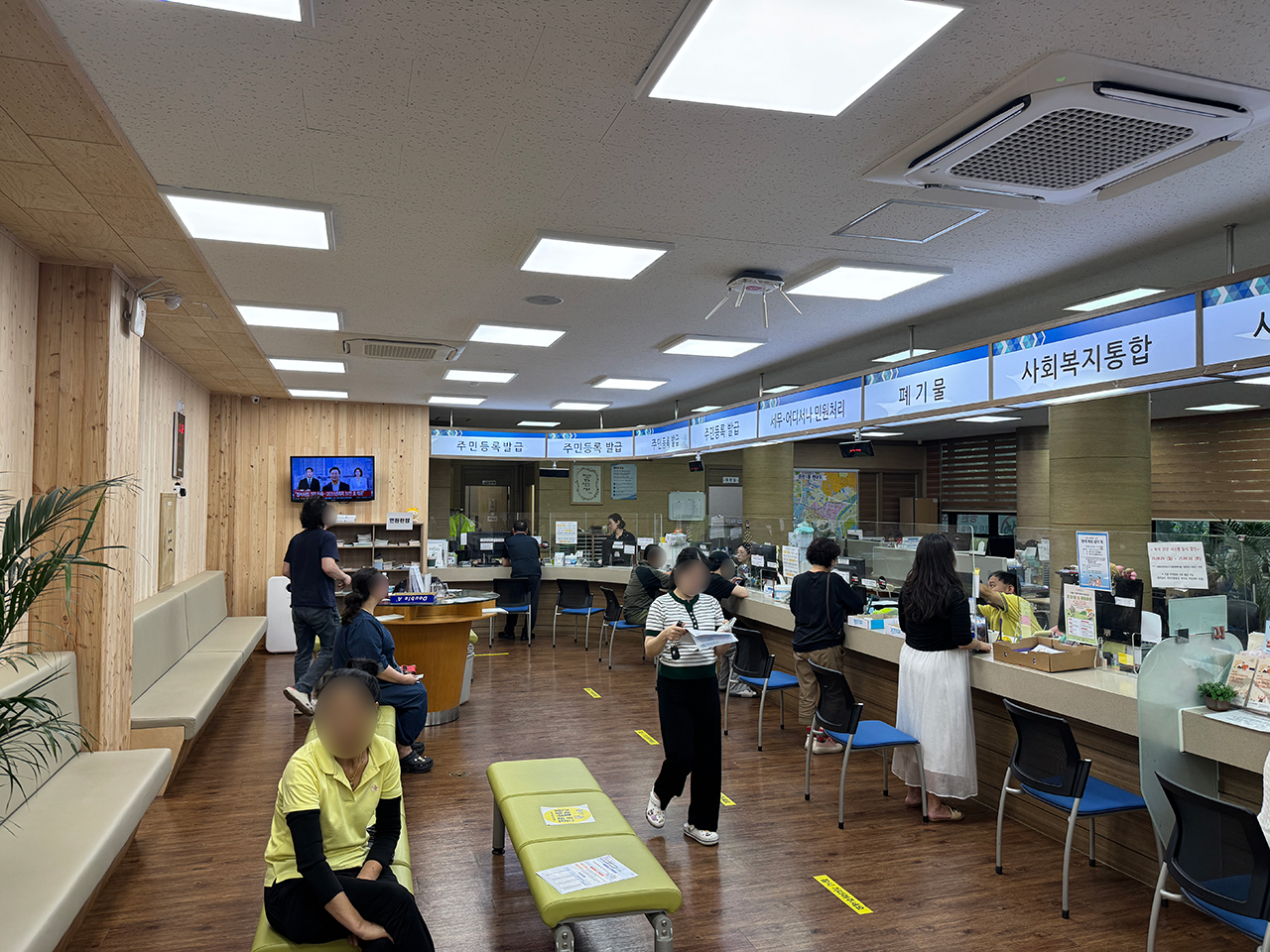 29일 유성구의 한 행정복지센터에서는 우려와 다르게 차질없이 민원 행정 서비스가 이뤄지고 있었다. 사진=권오선 기자.