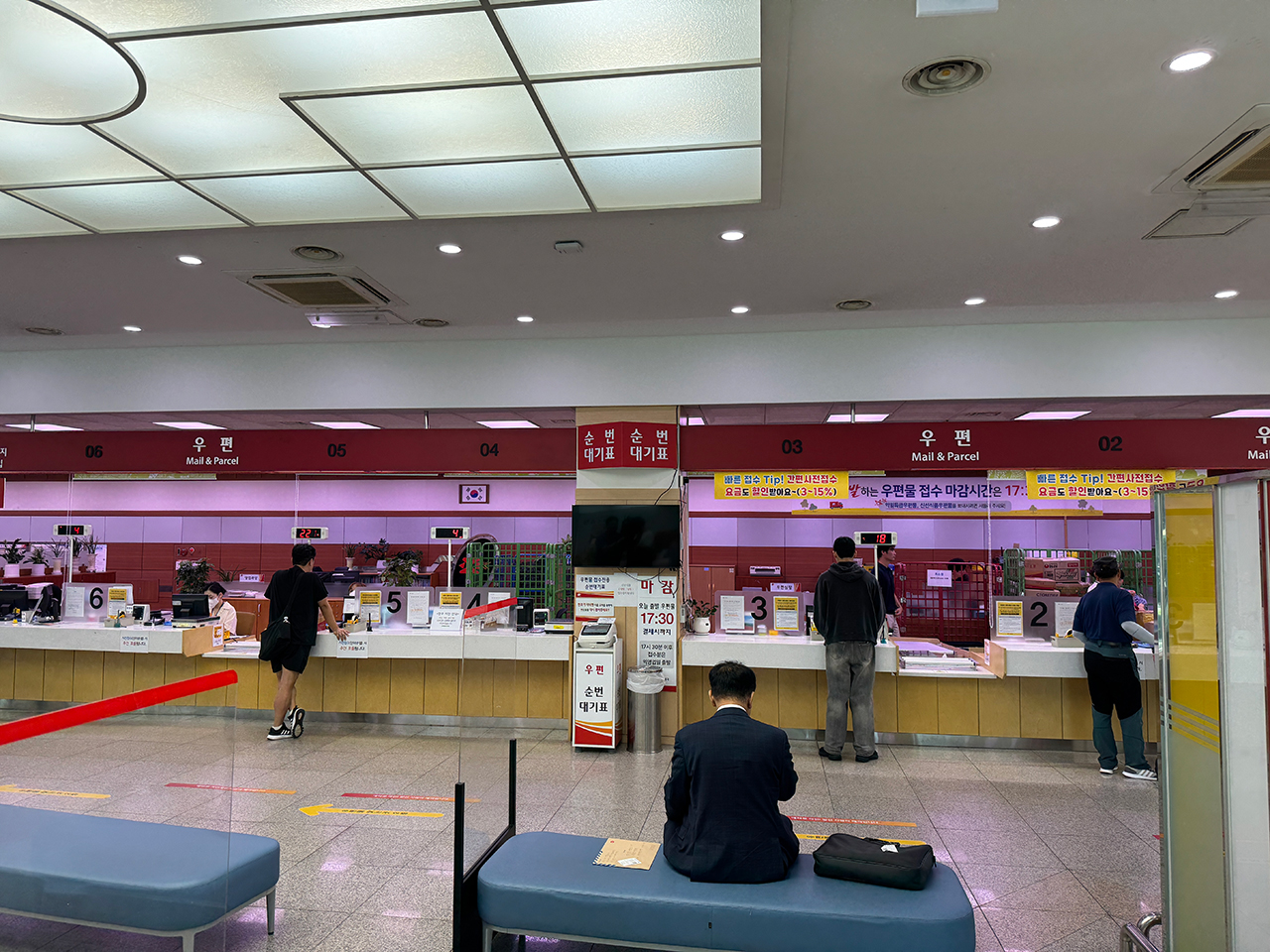 29일 대전 서구 소재 한 우체국에서 시민들이 행정 서비스를 이용하고 있다. 사진=권오선 기자.