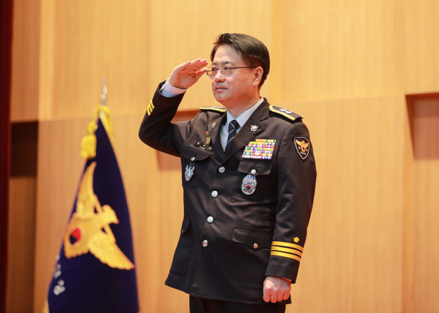 29일 오전 10시30분경 대전경찰청 김용원홀에서 진행된 제22대 대전경찰청장 취임식에서 최주원 신임 대전청장이 경례를 하고 있다. 대전청 제공