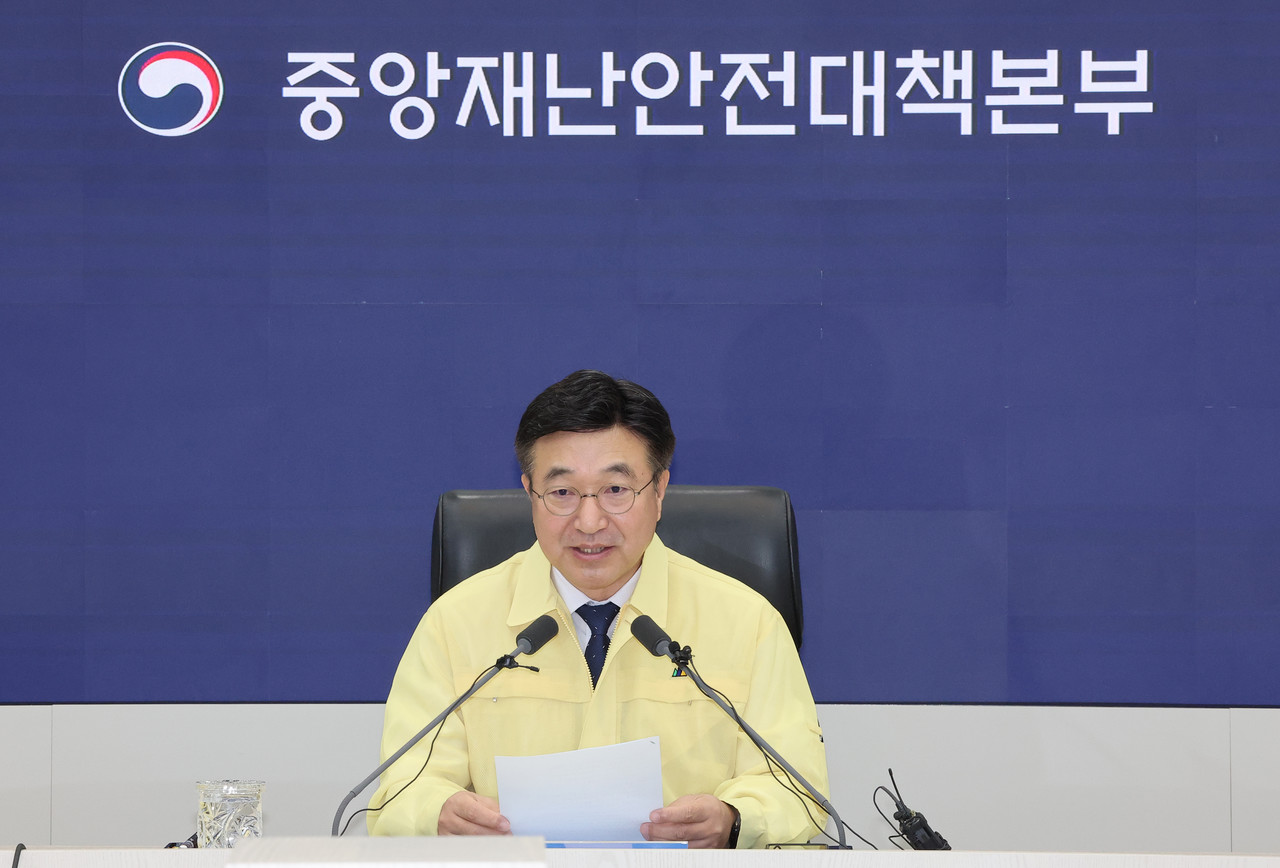 윤호중 행정안전부 장관이 29일 정부세종청사 중앙재난안전상황실에서 열린 국가정보자원관리원(국정자원) 행정정보시스템 화재 관련 중앙재난안전대책본부 회의에서 사과 발언을 하고 있다. 2025.9.29 사진=연합뉴스. 