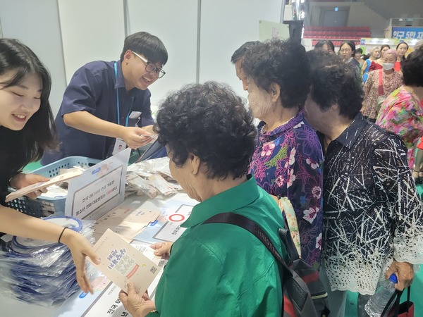 ▲ 청양군 사회복지의 날 기념식 및 사회복지박람회서 청소년전화 1388 홍보 아웃리치 캠페인 모습.  청양군청소년재단 제공