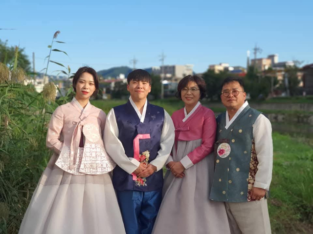 김은희 문화동 체육회장(오른쪽 두번째)과 남편 박해수 (오른쪽)전 충주시의회 의장, 자녀들이 지난해 추석 차례를 마치고 함께 찍은 가족사진.사진=독자제공