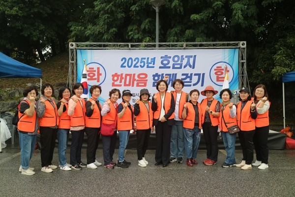 제1회 문화동 주민과 호암지 걷기대회에서 김은희(가운데) 회장이 문화동 체육대회 이사들과 호암지 걷기대회를 마치고 기념사진을 찍고 있다. 사진=독자제공
